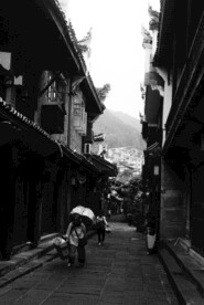 古城行路人