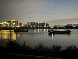 江边晚上的渔船