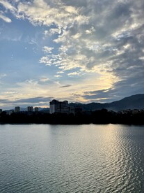 江面傍晚的倒影