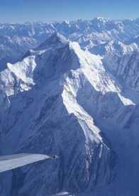 高耸巍峨的山峰  