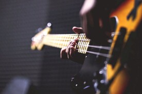 弹吉他