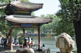湖边凉亭