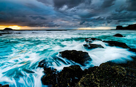 海浪拍岸
