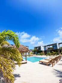 酒店户外游泳池