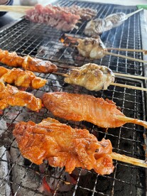 烧烤架上的美食