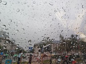 玻璃上的雨珠
