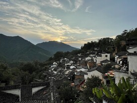 江西婺源落日下的建筑