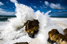 大浪拍岸
