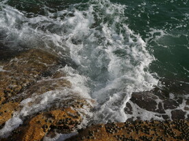 海边礁石海浪