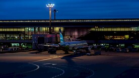 乘客登机区的黄昏​​机场