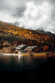 湖边木屋的山水风景