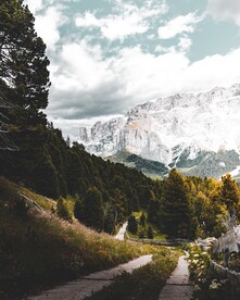 山间小路和雪山