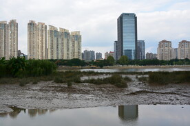 城市内河边的建筑