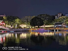 河畔花灯