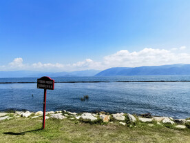 蓝天白云洱海边