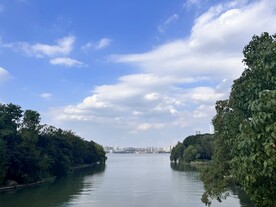 城市湖景