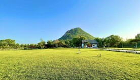 自然景观山草地蓝天