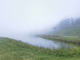 草地湖泊