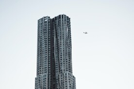 建筑楼和飞机