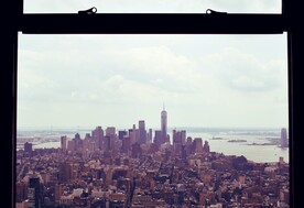 窗外的城市建筑楼宇