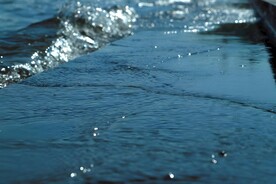 海浪拍岸