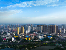 白云下的城市