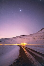 星空下的雪山道路