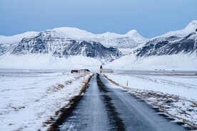 雪山道路和房子