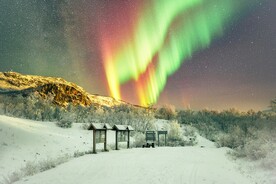 雪山上的星空极光