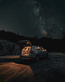 星空下的汽车