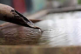 水流潺潺
