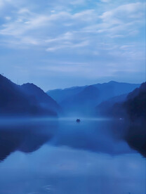 蓝色湖