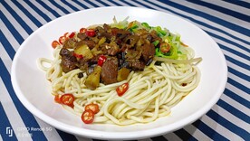 香辣猪肉拌饸饹面
