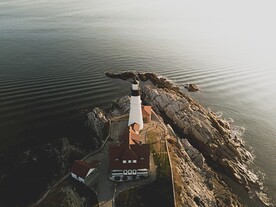 海边建筑和灯塔