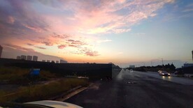 夕阳下公路边蓝天白云彩色云层