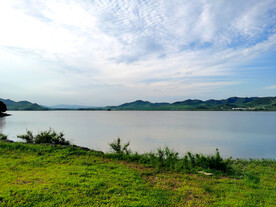 蓝天湖面