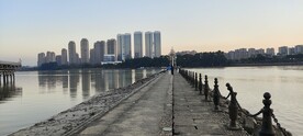 河边堤岸