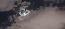 月光下的白云