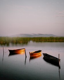  夕阳下的湖面