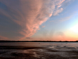 傍晚海滨的彩云