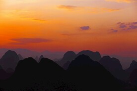 山脉彩霞风景