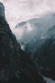 云雾中的山脉