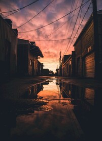 落日下的房屋
