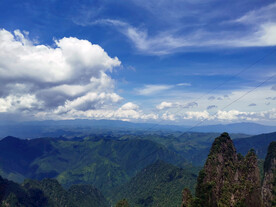 蓝天白云  高山