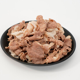 黑色盘子里的牛肉卷