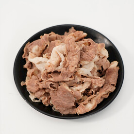 黑色盘子里的牛肉卷