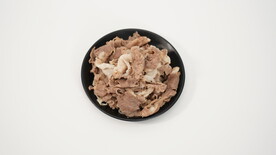 黑色盘子里的牛肉卷