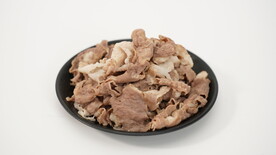 黑色盘子里的牛肉卷