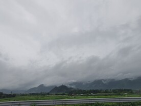 阴天乌云下的山峰