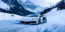 雪地里的跑车